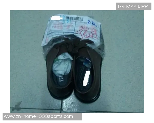 大球后退失足鞋子滑落意外摔倒引发全场哄笑的囧事 大球后退失足鞋子滑落意外摔倒引发全场哄笑的囧事