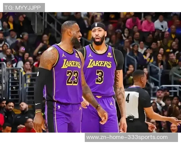 湖人训练场景曝光斯玛特紧逼八村里夫斯全力防守展现团队默契 湖人训练场景曝光斯玛特紧逼八村里夫斯全力防守展现团队默契