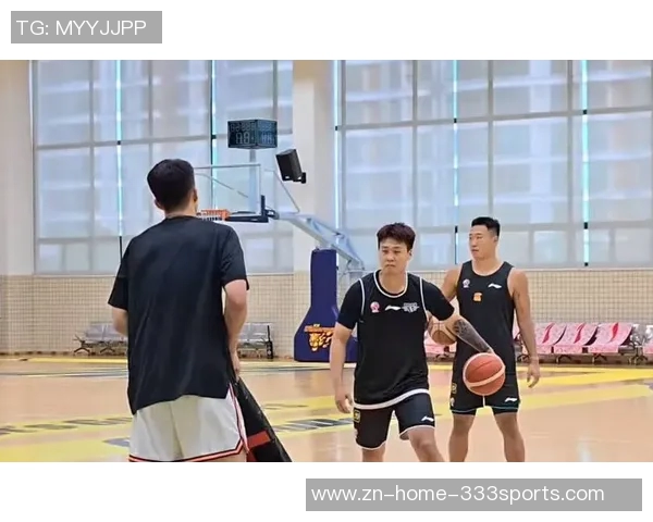 媒体人分享广东全运男篮探班照片赵睿身穿北京T恤与胡明轩崔永熙同框合影 媒体人分享广东全运男篮探班照片赵睿身穿北京T恤与胡明轩崔永熙同框合影