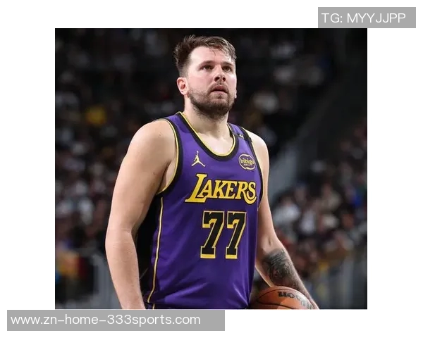 慈世平分享湖人亲子活动瞬间感谢东契奇詹姆斯与孙女合影留念 慈世平分享湖人亲子活动瞬间感谢东契奇詹姆斯与孙女合影留念